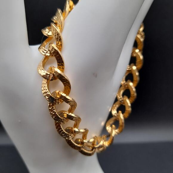 Vintage Monet Textured Bracelet, Gold Plated, Safety Chain, 7 1/4 Inch, 1960s - Picture 5 of 10
